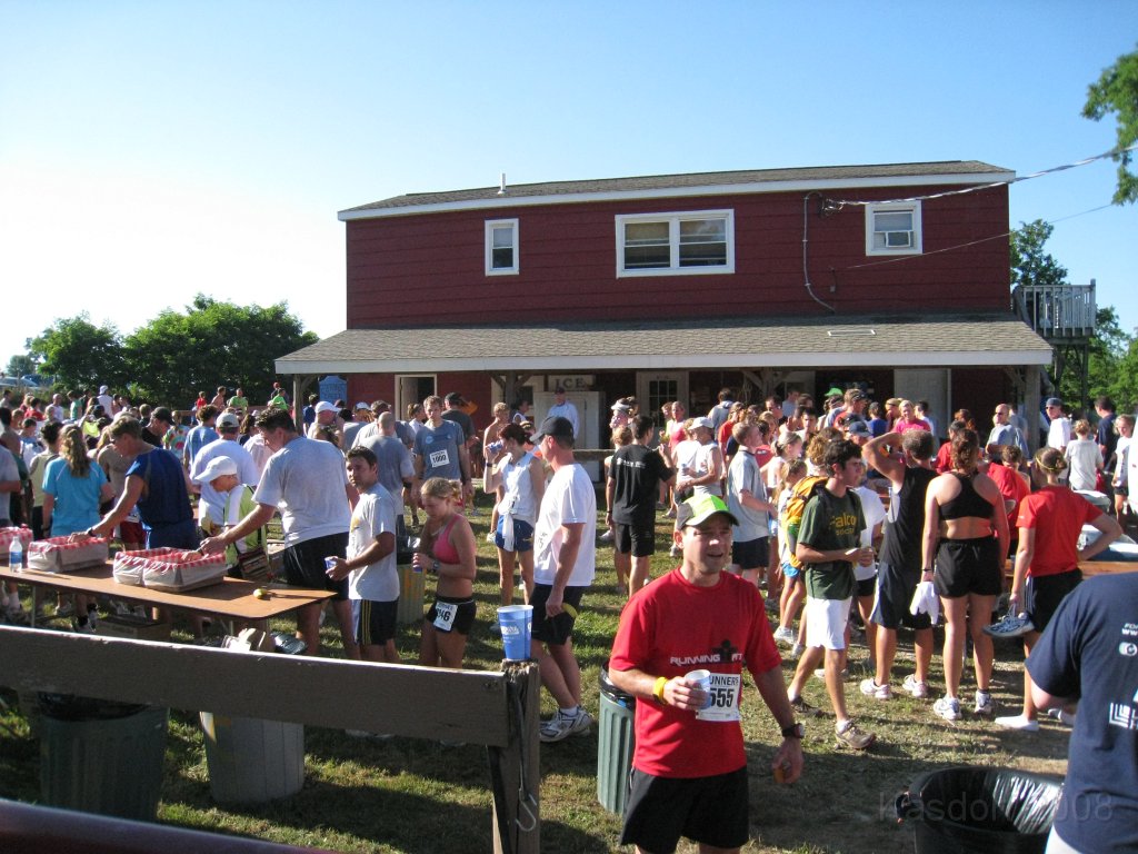 Run Thru Hell 2008 206.jpg - The food area was sort of a mess. Only two people passing out water, only a few cookies, but they did have a lot of bananas.